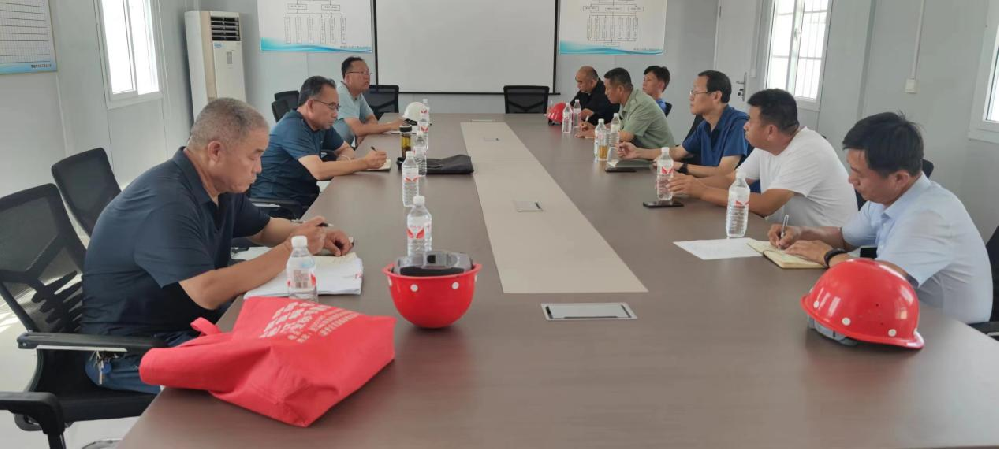 7月5日，聊城市水利工程總公司黨總支書記、總經理李令安到倪屯泵站改建項目開展調研，并組織召開了施工進展調度會。建設單位現場代表趙興銀、總監代國華出席會議，項目部全體參建人員參會。會上，通報了該項目的建設進展情況，分析了當前施工面臨的問題，并就下一步施工計劃進行了深入探討。李令安強調，市水利局6月28日召開