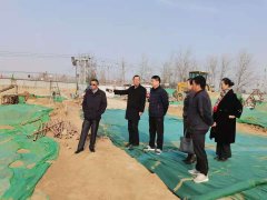 11月27日上午，聊城市水利工程總公司領導李令安、高文濱、袁航一行對公司所屬在建工地進行實地查看。公司領導一行先后對聊城江北水城旅游度假區引黃灌區農業節水工程施工四標段