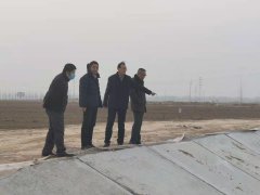 2021年1月27日聊城市水利工程總公司領(lǐng)導(dǎo)李令安、杜代軍、葛朝軍、高文濱一行到聊城市位山灌區(qū)續(xù)建配套節(jié)水改造工程2020年項目（二期）施工五標項目工地檢查指導(dǎo)工作。公司領(lǐng)導(dǎo)一