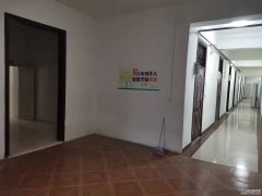 東昌東路軍分區對過、七天酒店4樓500余平米樓房出租，共10余房間，可做辦公室、培訓機構等項目，可整租可分租，黃金位置，費用低！有意者請聯系 劉先生：15506467668