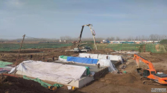 臘月二十五，臨近春節，在聊城市水利工程總公司承建的項目現場，各類機械正在忙碌作業，工人們加緊施工，鋼筋捆綁、混凝土澆筑，施工現場呈現出一派熱火朝天的繁忙景象。 朱莊