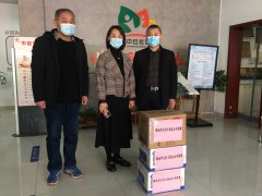 4月15日，聊城市水利工程總公司到中巨社區開展捐贈活動，助力基層防疫、深化雙聯共建工作。 當日，公司黨員代表為中巨社區送去消毒液及口罩等防疫用品，詳細了解了社區在基層防