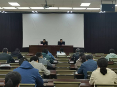 5月12日，聊城市水利工程總公司專項(xiàng)業(yè)務(wù)培訓(xùn)開課，公司總經(jīng)理李令安出席開課儀式并講話，副總經(jīng)理杜代軍主 持儀式， 60余名在家干部職工參加培訓(xùn)。 本次培訓(xùn)主要內(nèi)容以法律法規(guī)