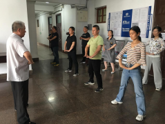 近日，聊城市水利工程總公司開展 強身戰疫 活力水城全民健身活動，活動邀請聊城武協副會長、逍遙門武功第十二代傳人張懷軍老師進行現場授課。 逍遙門武功源于明神宗萬歷年間，