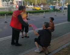 為倡樹新時代美德健康生活方式 ， 助力 建設時尚宜居美麗新聊城 。 6月29日， 聊城市 水利工程總公司 開展新時代美德健康生活方式 宣講活動 ， 志愿者們走上街頭、走進商家進行美