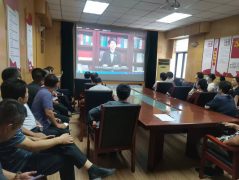 為更好引導(dǎo)公司黨員職工學(xué)思踐悟孔繁森精神，堅(jiān)持黨性鍛煉，改進(jìn)工作作風(fēng)， 7月4日，聊城市水利工程總公司組織黨員職工集中收看 《綻放在雪域高原的格桑花 孔繁森》七一專題節(jié)