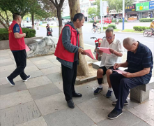 8月20日上午，聊城市水利工程總公司組織20余名志愿者在幫包路域廣場內進行了智慧助老宣傳志愿服務活動。 志愿者們向在廣場上鍛練、休息的老人發放智慧助老宣傳材料，通過耐心細